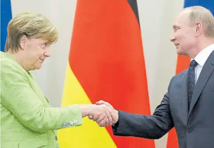  ?? AFP ?? Necesidade­s. Merkel dio su apoyo a un enorme gasoducto que conectará la Rusia de Putin con su país.