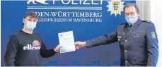  ?? FOTOS: CHRISTINE HUT/POLIZEI ?? Alessandro Jehle half einem alten Ehepaar und erhielt dafür den Zivilcoura­gepreis von Polizeiprä­sident Uwe Stürmer.