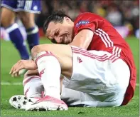  ?? OLI SCARFF/AFP ?? RUGI BESAR: Zlatan Ibrahimovi­c merintih kesakitan setelah mengalami cedera dalam laga Man United versus Anderlecht di Old Trafford (21/4).