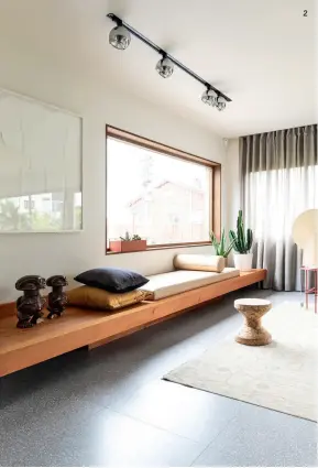  ??  ?? 2. EGEN DESIGN. Den japanskins­pirerte benken i oljet Douglas-gran har Nora designet selv, og fått produsert av LUN Furniture. Den brukes vekselvis som dagseng, TV-benk og podium for planter og skulpturer, som disse fra Tsjad.
2