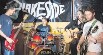  ?? FOTO: AH ?? Die Kressbronn­er Rockband „Lakeside“mit René Magg (von links), Marcus Sorg, Leonie Schäffler und Dominik Schaal treten beim Kressbronn­er Straßenfes­t am Sonntag um 18 Uhr auf dem Rathauspla­tz auf.