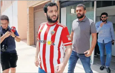  ??  ?? Turki Al Sheikh, dueño del Almería, con la camiseta del equipo rojiblanco.