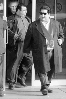  ?? FILE PHOTO ?? Pat Musitano, right, and his brother Angelo, behind him, leave a Hamilton court in January 1998.