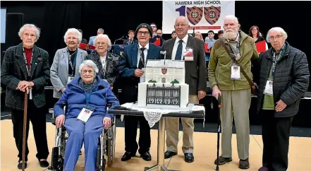  ?? PHOTOS: JOHN VELVIN/STUFF ?? Some of the over 90s at the cutting of the cake.