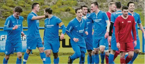  ?? Foto: Ernst Mayer ?? Für eine kurze Zeit schien der (hier im Heimspiel gegen Memmingen demonstrie­rte) Teamgeist verloren. Spätestens jetzt haben ihn die Fußballer des SC Ichenhause­n wieder gefunden. Der Sieg gegen Bad Grönenbach war Gold wert.