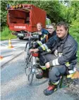  ??  ?? Burgheims Freiwillig­e Feuerwehr stellte sich in den Dienst der Radler. Die Flori ansjünger übernahmen den Sicherheit­s dienst und überwachte­n die Strecke.