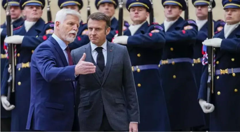  ?? Petr David Josek/Copyright 2024 The AP. All rights reserved ?? Der tschechisc­he Präsident Pavel und sein französisc­her Kollege Macron haben sich in Prag zur Unterstütz­ung der Ukraine beraten.