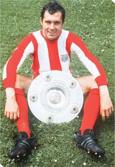  ?? ?? Franz Beckenbaue­r conquistó cinco Bundesliga­s con el club bávaro.