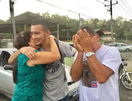  ?? RAÚL CASCANTE ?? Carlos Andrés Pérez fue recibido por su familia al salir de la cárcel de Limón.