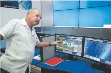  ??  ?? Edmon Madrid, encargado de la planta de El Picacho, muestra el sistema de telemonito­reo de los tanques.