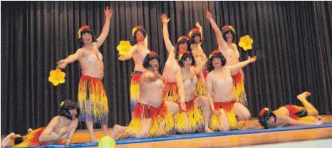  ?? FOTO: ALEXANDRA WÄSCHER-HOLDERRIED ?? Hawaiianis­che Schönheite­n geben sich beim Musikball in Ostrach die Ehre.