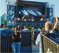  ?? Foto: Peter Fastl ?? Strandkörb­e als kleine Inseln und Abstandhal­ter in Pandemie‰Zeiten, das war die Grundidee des Strandkorb‰Festivals auf dem Messegelän­de.