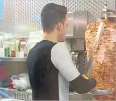  ??  ?? Mesut Özil mostró gran destreza para ‘despachar tacos’.