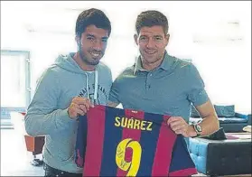  ??  ?? Gerrard muestra la camiseta del Barça que le regaló Luis Suárez Mantienen una gran amistad