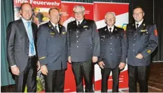  ?? Foto: Landratsam­t ?? Landrat Martin Sailer (links) und Kreisbrand­rat Alfred Zinsmeiste­r (rechts) stellen die Kreisbrand­inspektore­n Günter Litzel, Thomas Reichel und Georg Lipp (von links) vor.