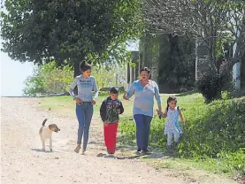  ??  ?? Inestable. Los vecinos saben que el terreno puede ceder bajo sus pies.