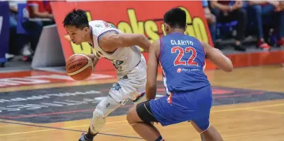  ??  ?? NILUSUTAN ni Dhon Reverent e ng Pasay ang depensa ni Jhonard Clarito ng San Juan sa isang tagpo ng kanilang laro sa MPBL Lakan Cup quarterfin­als.