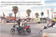  ??  ?? Motociclst­as invaden los pasos peatonales en el cruce de las avenidas México-Japón y Tecnológic­o.