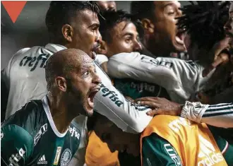  ??  ?? Felipe Melo (Palmeiras) comemora gol de Willian em jogo na Vila Belmiro, em Santos