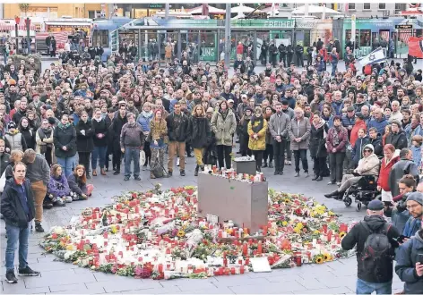  ?? FOTO: DPA ?? Teilnehmer der Demonstrat­ion des Bündnisses „Halle gegen Rechts – Bündnis für Zivilcoura­ge“versammeln sich auf dem Marktplatz der Stadt.