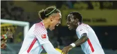  ?? Foto: Ina Fassbender, dpa ?? Gemeinsame­s Glück ist doppeltes Glück. Yussuf Poulsen (links) und Bruma freuen sich über einen Treffer gegen Dortmund.