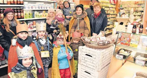  ?? RP-FOTO: DIETRICH JANICKI ?? Die jüngsten Sternsinge­r von St. Joseph sammelten in der Fußgängerz­one Spenden, wie hier bei „Naturkost Faupel“.