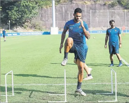  ?? FOTO: UNCITI ?? Willian José se ejercitó como uno más ayer sobre el verde del José Luis Orbegozo