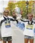  ?? ?? ↑ Los kenianos Benson Kipruto (izquierda) y Diana Kipyogei festejan tras ganar el maratón de Boston.