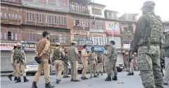  ?? REUTERS ?? Indian police officers stand at the site of a grenade attack in Srinagar on Saturday.