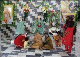  ?? ?? Pakistani Hindus attend a religious ceremony Oct. 26 at the Sadhu Bela temple.