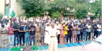  ??  ?? Prostester­s observing Jumat prayer at Alausa, Lagos