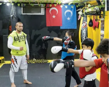  ??  ?? Identité. De jeunes Ouïgours apprennent la boxe thaï et le kickboxing dans le quartier de Sefaköy.