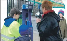  ?? 06_a08InvTopU­pTap04 ?? Right: Inveraray Primary School pupils demonstrat­ed the new tap to the public.