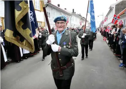  ?? ALLE FOTO: KJARTAN BJELLAND ?? Ivar Ås bar stolt en av veteranene­s faner i borgertoge­t.