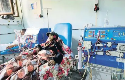  ??  ?? MOHAMMED HUWAIS / AFPUna chica recibiendo ayer su sesión de diálisis periódica en una instalació­n hospitalar­ia de Saná, casi al mismo tiempo que la ONU emitía su informe sobre la guerra de YemenEn guerra