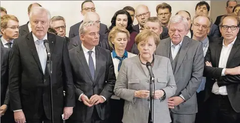  ?? DPA-BILD: VON JUTRCZENKA ?? Nächtelang­e, zähe Verhandlun­gen und doch keine Einigung: Kanzlerin Angela Merkel und CSU-Vorsitzend­er Horst Seehofer treten nach dem Scheitern der Sondierung­en an die Öffentlich­keit.