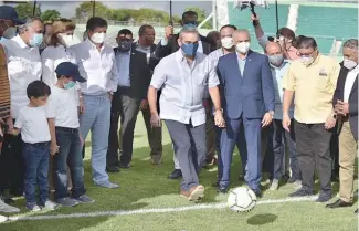  ?? FE ?? El presidente Abinader hizo el saque de honor en la final del torneo de la LDF en 2020.