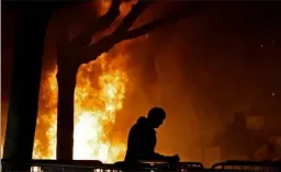  ?? Ben Margot/Associated Press ?? A bonfire set by demonstrat­ors protesting a talk by a conservati­ve speaker burns at the UC Berkeley campus in 2017.