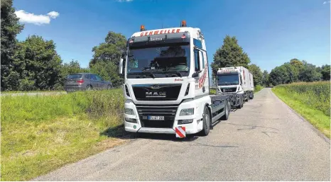  ?? FOTO: SAZ ?? Weil es in Gaisbeuren kaum Stellplätz­e für Lkw gibt, parken derzeit am Wochenende zwei Lastwagen der Spedition Gehweiler am Straßenran­d der alten B 30.