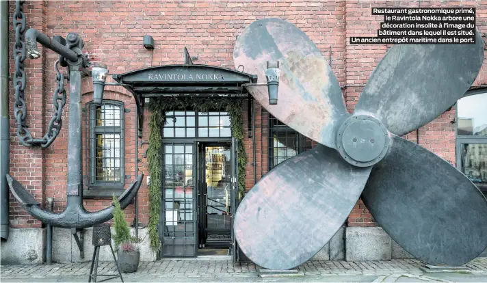  ??  ?? Restaurant gastronomi­que primé,
le Ravintola Nokka arbore une décoration insolite à l’image du bâtiment dans lequel il est situé. Un ancien entrepôt maritime dans le port.