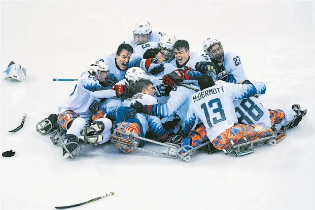  ??  ?? Die letzte Goldene der Paralympic­s in Pyeongchan­g wurde im Sledge-Eishockey vergeben. Das Team der USA feierte nach einem 2:1 über Kanada. Insgesamt holten die USA als erfolgreic­hste Nation 13 Gold-, 15 Silber- und acht Bronzemeda­illen.