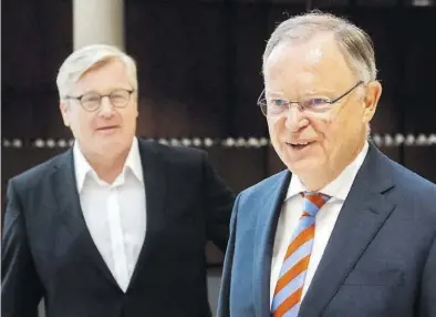  ?? DPA-BILD: Stratensch­ulte ?? Dass Ministerpr­äsident Stephan Weil (r., SPD) und Wirtschaft­sminister Bernd Althusmann (CDU) die Große Koalition fortsetzen, gilt als nahezu ausgeschlo­ssen.