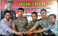  ??  ?? TEKAN KECELAKAAN: Dari kiri, GM PT Megasurya Mas Alok Kumarjain, Kombespol Himawan Bayu Aji, Kadishub Asrofi, Kompol Wahyu Endrajaya, Ketua Jasa Raharja Sidoarjo Indra saat launching Think Safety 2017 kemarin. EDI SUDRAJAT/JAWA POS