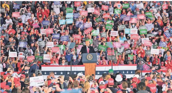  ?? FOTO: FRITZ NORDENGREN/IMAGO ?? Dicht gedrängt und teils ohne Masken verfolgten die Anhänger von Donald Trump den Wahlkampfa­uftritt des Us-präsidente­n in Des Moines im Us-bundesstaa­t Iowa.