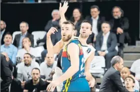  ?? FOTO: EUROCUP ?? Caras de asombro de Jelínek y Kalnietis. El ASVEL fue mejor tras el descanso