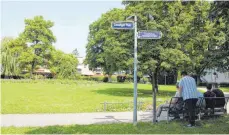  ?? FOTO: LENA MÜSSIGMANN ?? Der Coswiger Platz an der Wilhelmstr­aße in Ravensburg ist Gesprächst­hema, seit die Stadt ihre Pläne kundgetan hat, auf einem Teil des Platzes ein Digitallab­or für Schüler bauen zu wollen.