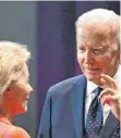  ?? FOTO: LEON NEAL/DPA ?? EU-Kommission­schefin Ursula von der Leyen im Gespräch mit US-Präsident Joe Biden.