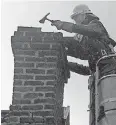  ??  ?? Ein Feuerwehr sichtet die Schäden an einem Haus in Heinsberg.