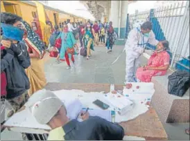  ?? PRATIK CHORGE/HT ?? A health worker collects swab samples of travellers at Dadar station on Wednesday.