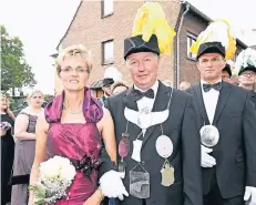  ?? RP-FOTO: J. KNAPPE ?? Zufrieden mit dem Höhepunkt des Festes in Ummer: Schützenkö­nig Heinz Terwyen und seine Königin Barbara.